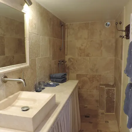 Le Jas De Péguier Couette-café 4*