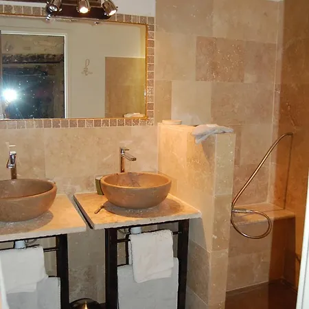 Le Jas De Peguier Bed and Breakfast 3*