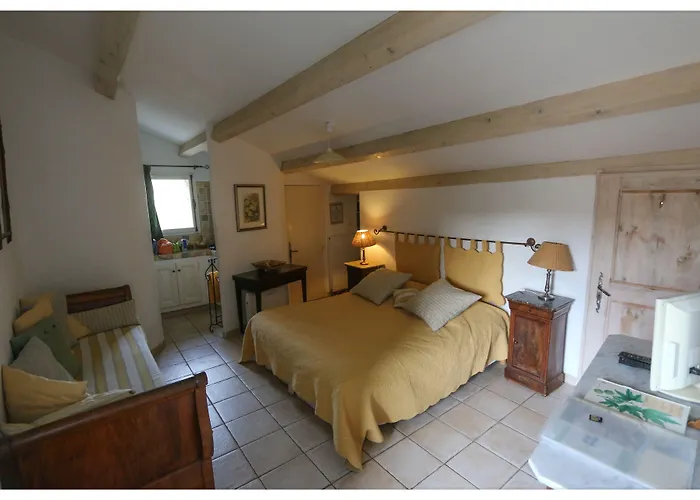 Le Jas De Péguier Couette-café 4*