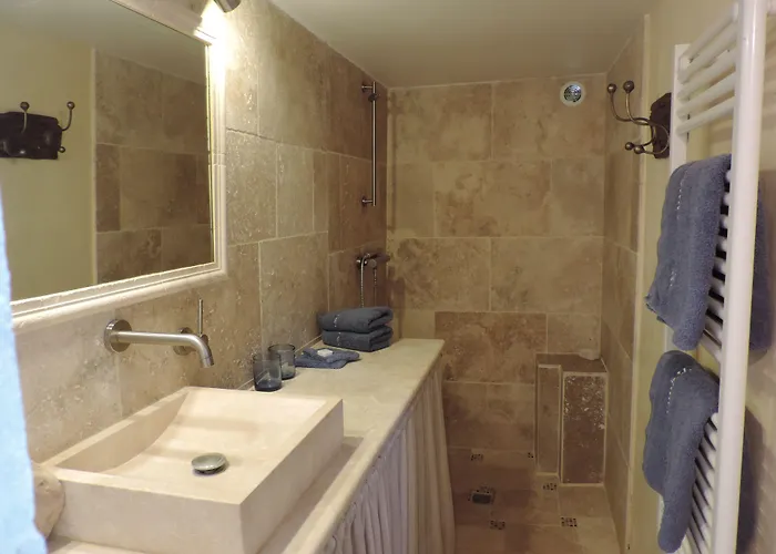 Le Jas De Péguier Couette-café 4*